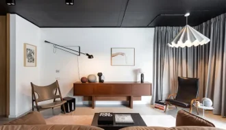 czarny sufit w salonie