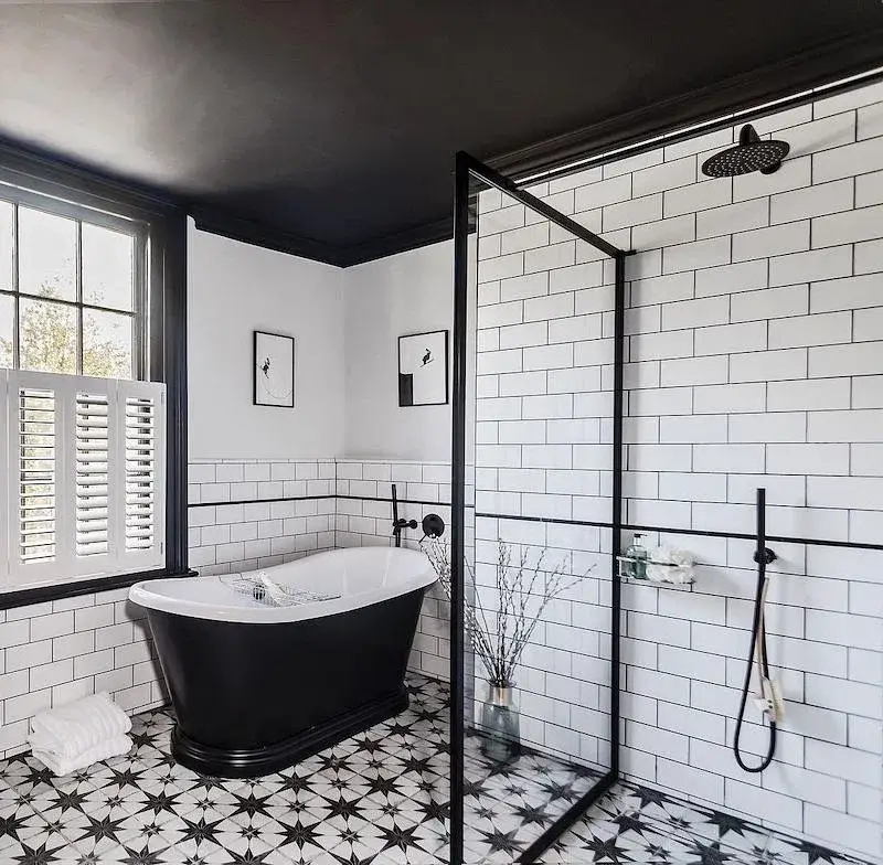 czarny sufit w łazience